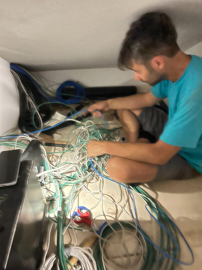 Gianluca Donati al lavoro durante la sistemazione e cablaggio di un impianto di rete